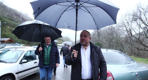 El presidente de la Diputación de León, Gerardo Álvarez Courel, y el vicepresidente y responsable de Infraestructuras, Roberto Aller, durante su visita y recepción de obra de la carretera de acceso a la población de Colinas del Campo de Martín Moro Toledano