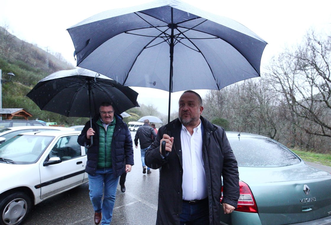 El presidente de la Diputación de León, Gerardo Álvarez Courel, y el vicepresidente y responsable de Infraestructuras, Roberto Aller, durante su visita y recepción de obra de la carretera de acceso a la población de Colinas del Campo de Martín Moro Toledano