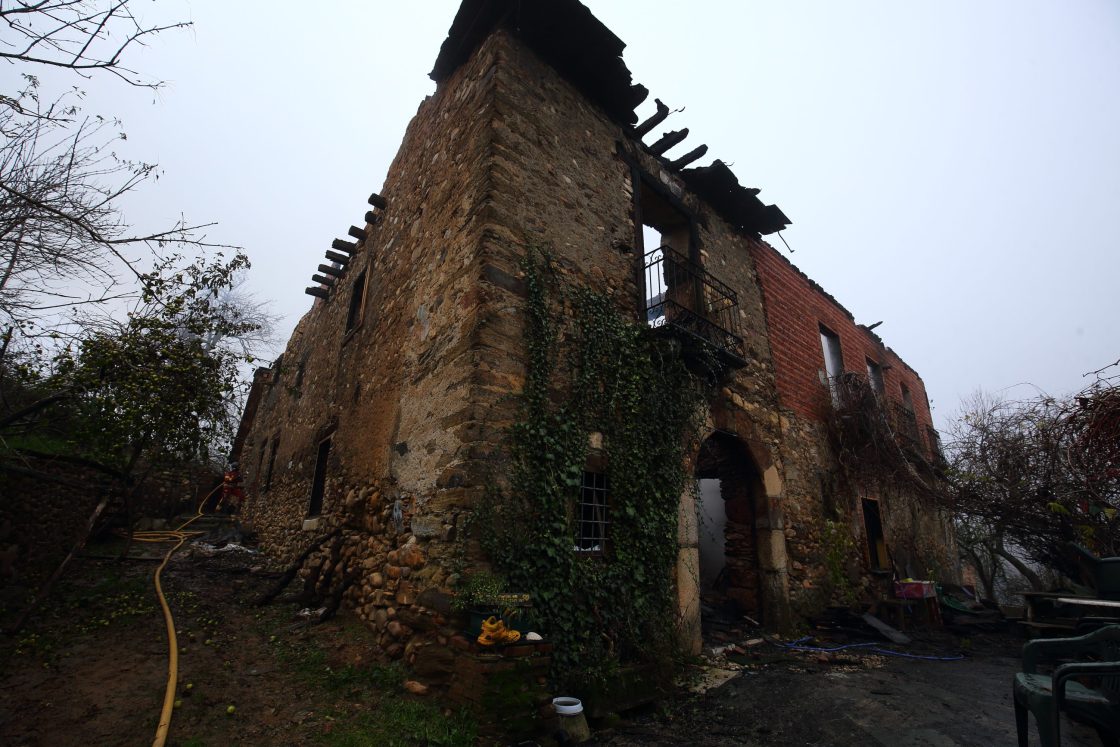 Labores de extinción del incendio declarado esta noche en el albergue de Pieros