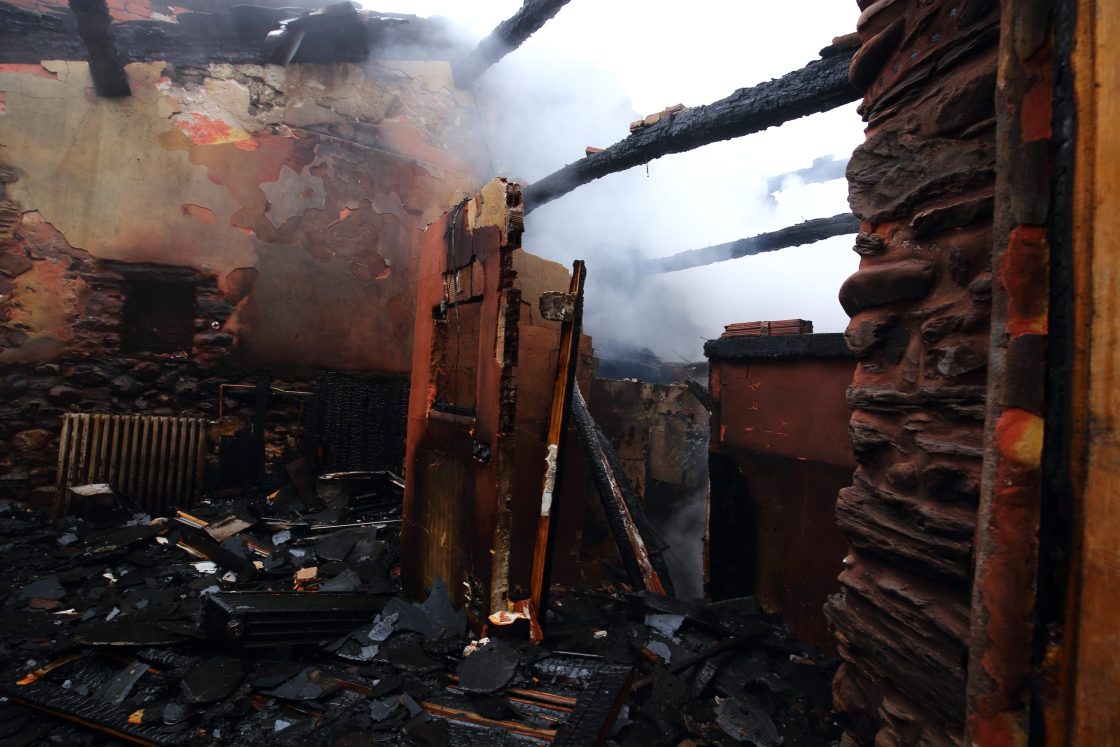 Labores de extinción del incendio declarado esta noche en el albergue de Pieros