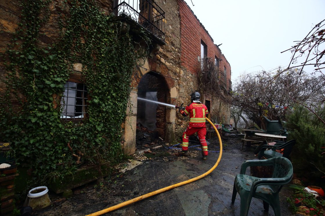 Labores de extinción del incendio declarado esta noche en el albergue de Pieros