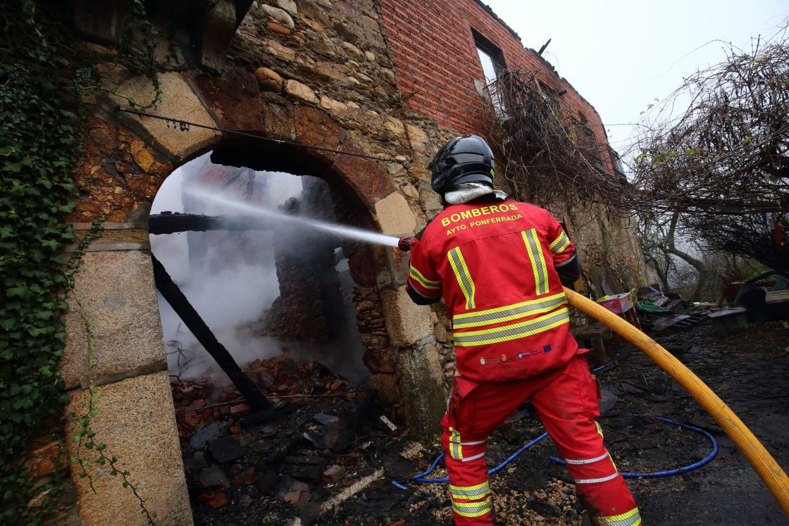 Labores de extinción del incendio declarado esta noche en el albergue de Pieros