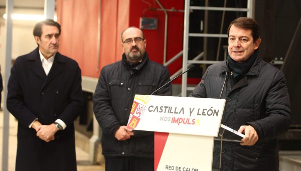 El presidente de la Junta de Castilla y León, Alfonso Fernández Mañueco, visita la planta de la Red de Calor de Ponferrada