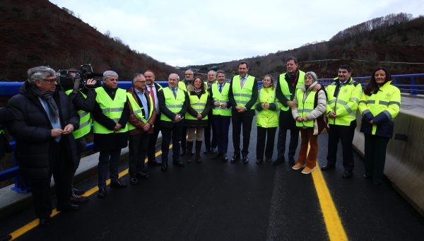 El ministro de Transportes y Movilidad Sostenible, Óscar Puente, supervisa el desarrollo de las obras del Viaducto de O Castro en la autovía A-6, en el término municipal de Vega de Valcarce. Está acompañado de la consejera de Movilidad y Transformación Digital, María González Corral