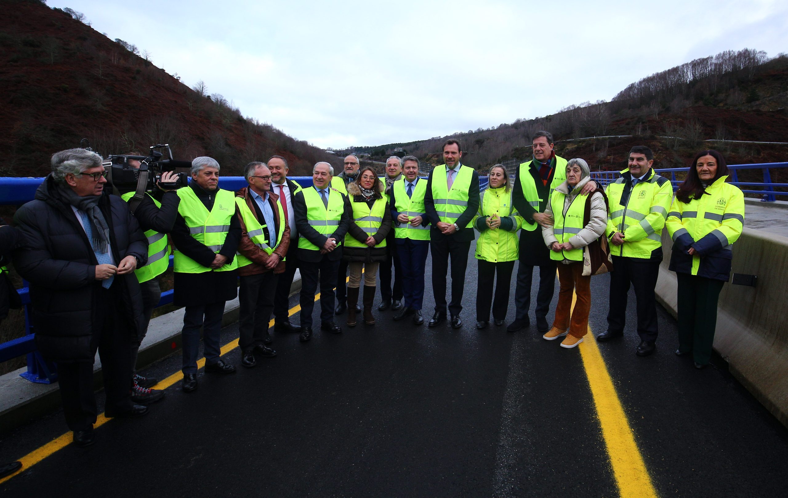 El ministro de Transportes y Movilidad Sostenible, Óscar Puente, supervisa el desarrollo de las obras del Viaducto de O Castro en la autovía A-6, en el término municipal de Vega de Valcarce. Está acompañado de la consejera de Movilidad y Transformación Digital, María González Corral