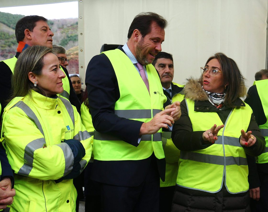 El ministro de Transportes y Movilidad Sostenible, Óscar Puente, supervisa el desarrollo de las obras del Viaducto de O Castro en la autovía A-6, en el término municipal de Vega de Valcarce. Está acompañado de la consejera de Movilidad y Transformación Digital, María González Corral