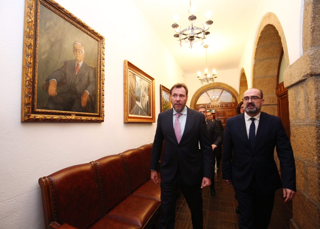 El ministro de Transportes y Movilidad Sostenible, Óscar Puente, visita el Ayuntamiento de Ponferrada