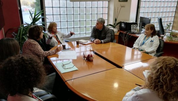 Eduardo Diego en su visita con las sanitarias del Bierzo