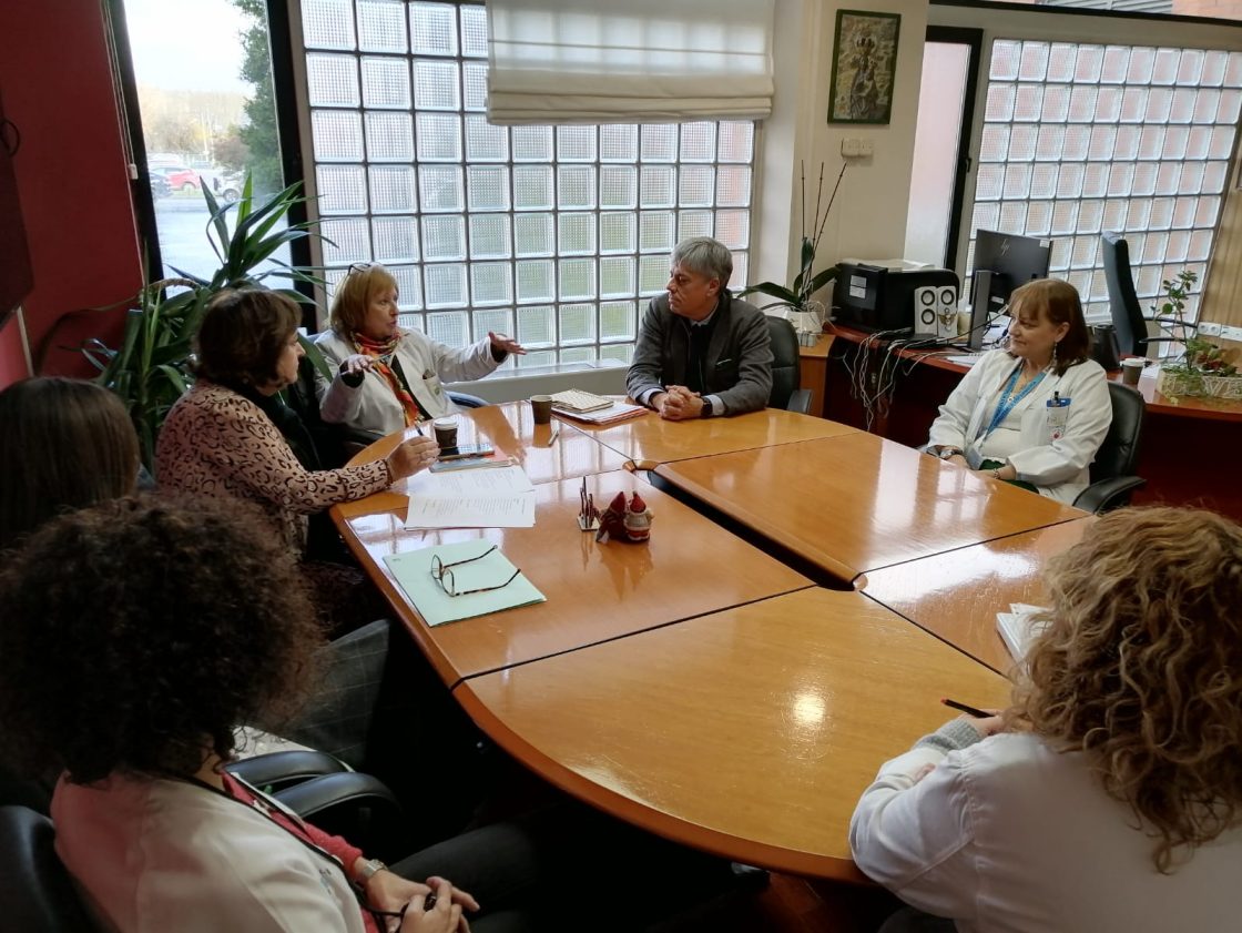 Eduardo Diego en su visita con las sanitarias del Bierzo