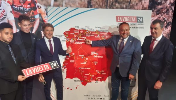 Los alcaldes de Villafranca y Villablino, el exciclista Pedro Delgado, el presidente de la Diputación de León, Gerardo Álvarez Courel, y el director de La Vuelta, Javier Guillén, en la presentación de la Vuelta Ciclista a España 2024