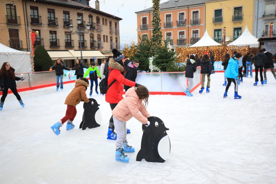 Pista de hielo en la plaza del Ayuntamiento de Ponferrada