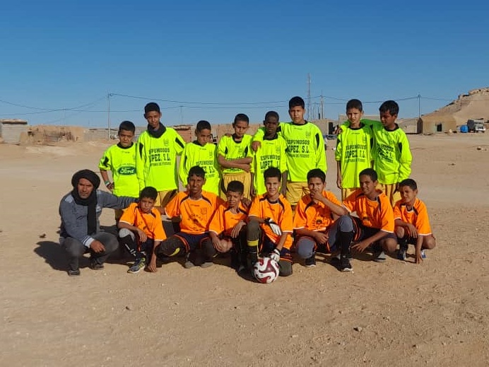 Equipo de la daira de Guelta en los campamentos de refugiados saharauis de Tinduf, con el que el Cuatrovientos ha firmado un convenio de colaboración