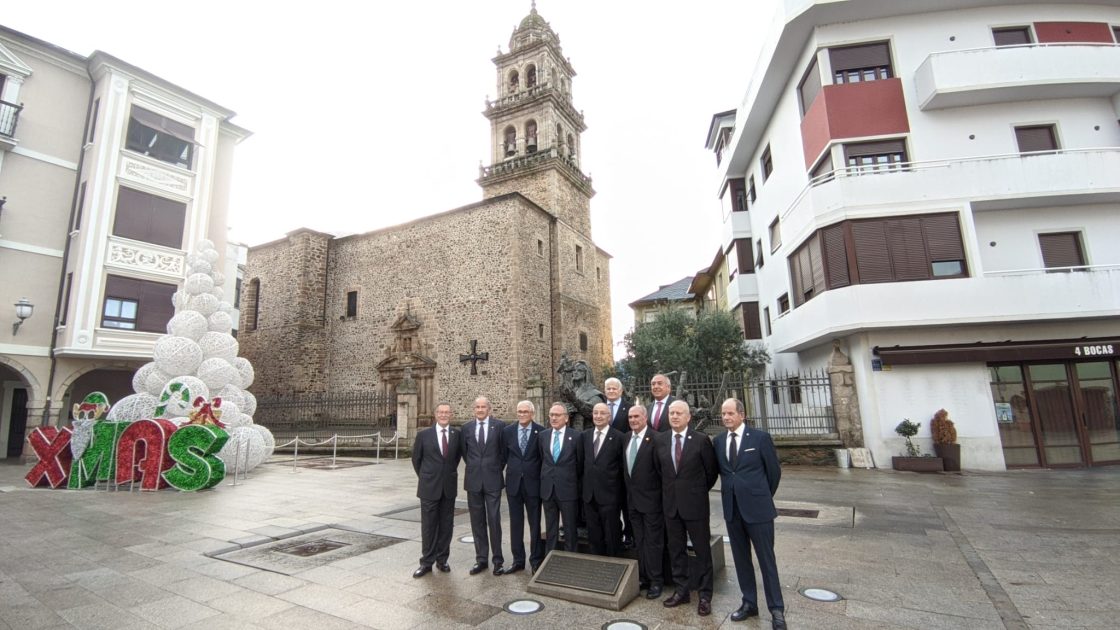 La Obrera entregó las insignias de oro y plata a sus miembros más veteranos