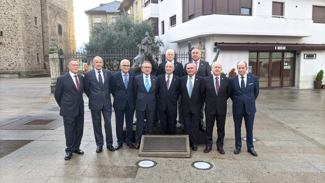 La Obrera entregó las insignias de oro y plata a sus miembros más veteranos