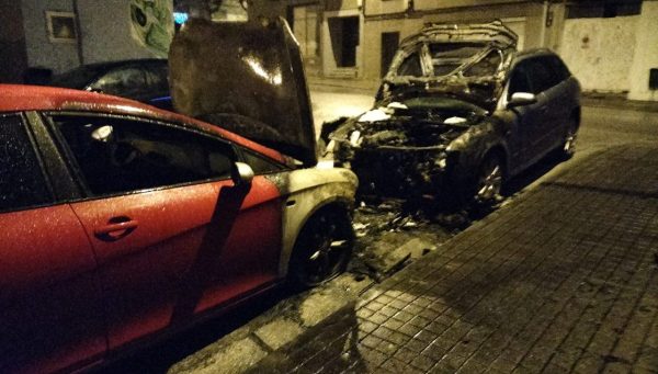 Arden dos coches en la zona alta de Ponferrada