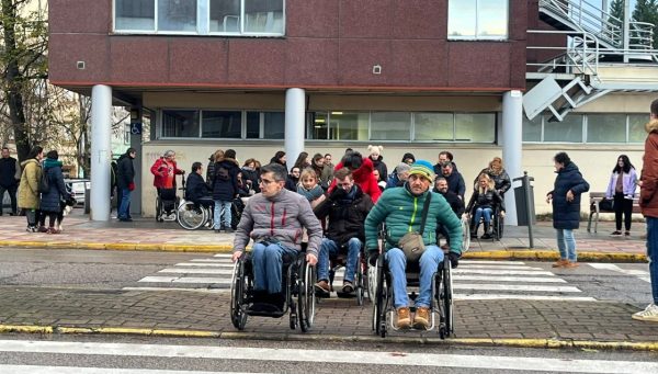 Paseo en silla de ruedas de las autoridades por Las Jornadas contra Barreras de Ambi