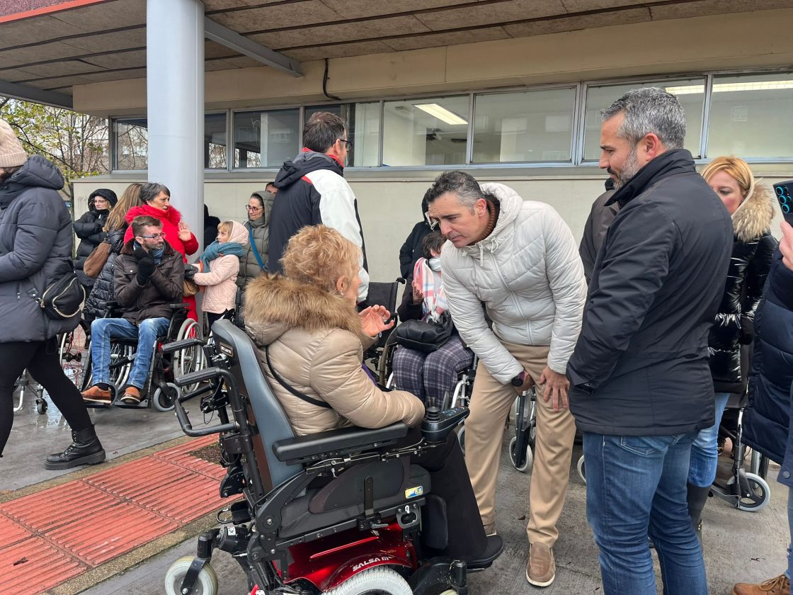 Una mujer en silla de ruedas trasladando una petición al equipo de gobierno de Ponferrada