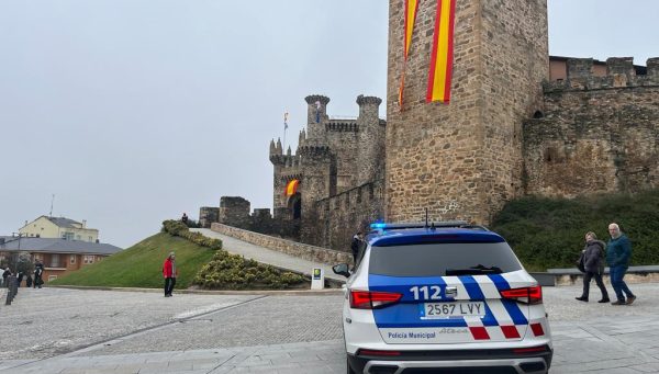 Policía Municipal de Ponferrada frente al castillo