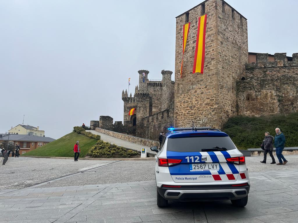 Policía Municipal de Ponferrada frente al castillo