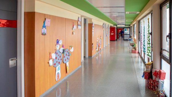 Decoración navideña en el Hospital El Bierzo realizada por los alumnos del colegio Compostilla