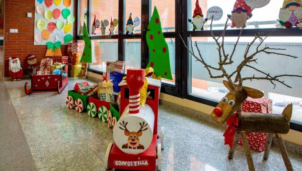 Decoración navideña en el Hospital El Bierzo realizada por los alumnos del colegio Compostilla