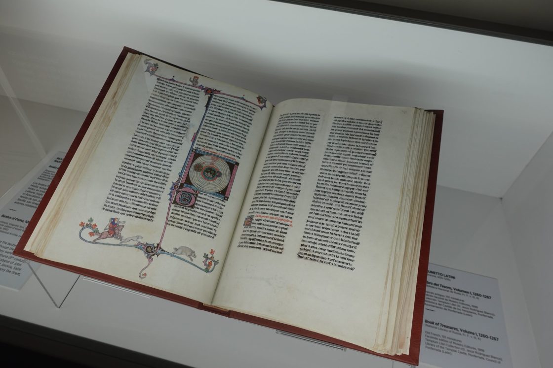 Libros para la Navidad en la biblioteca del Castillo de Ponferrada