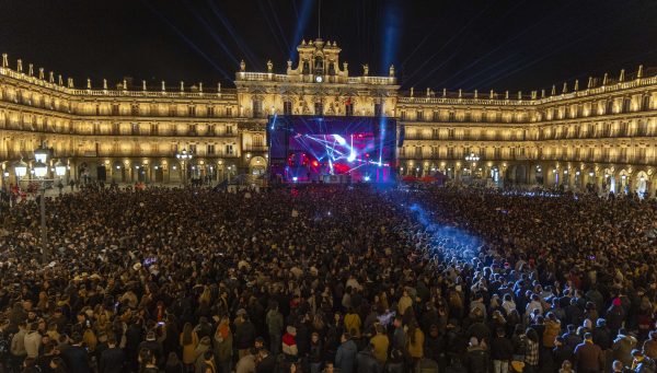 La plaza mayor acogió un año más a miles de estudiantes para celebrar la nochevieja universitaria.