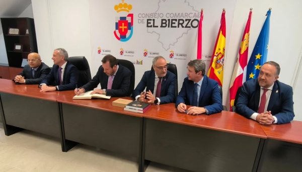 Óscar Puente visita el Consejo Comarcal del Bierzo