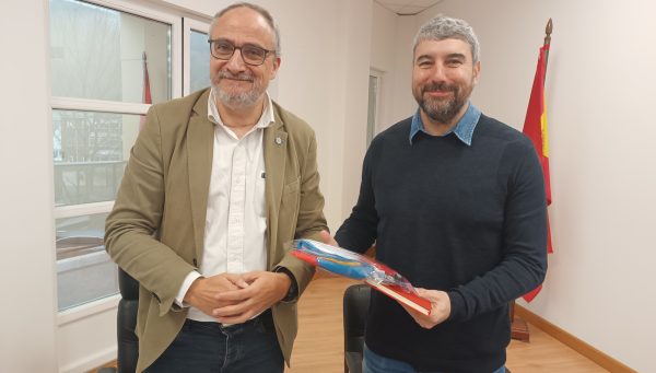 El presidente del Consejo Comarcal del Bierzo, Olegario Ramón, y el alcalde de Vega de Espinareda, Javier Salgado González