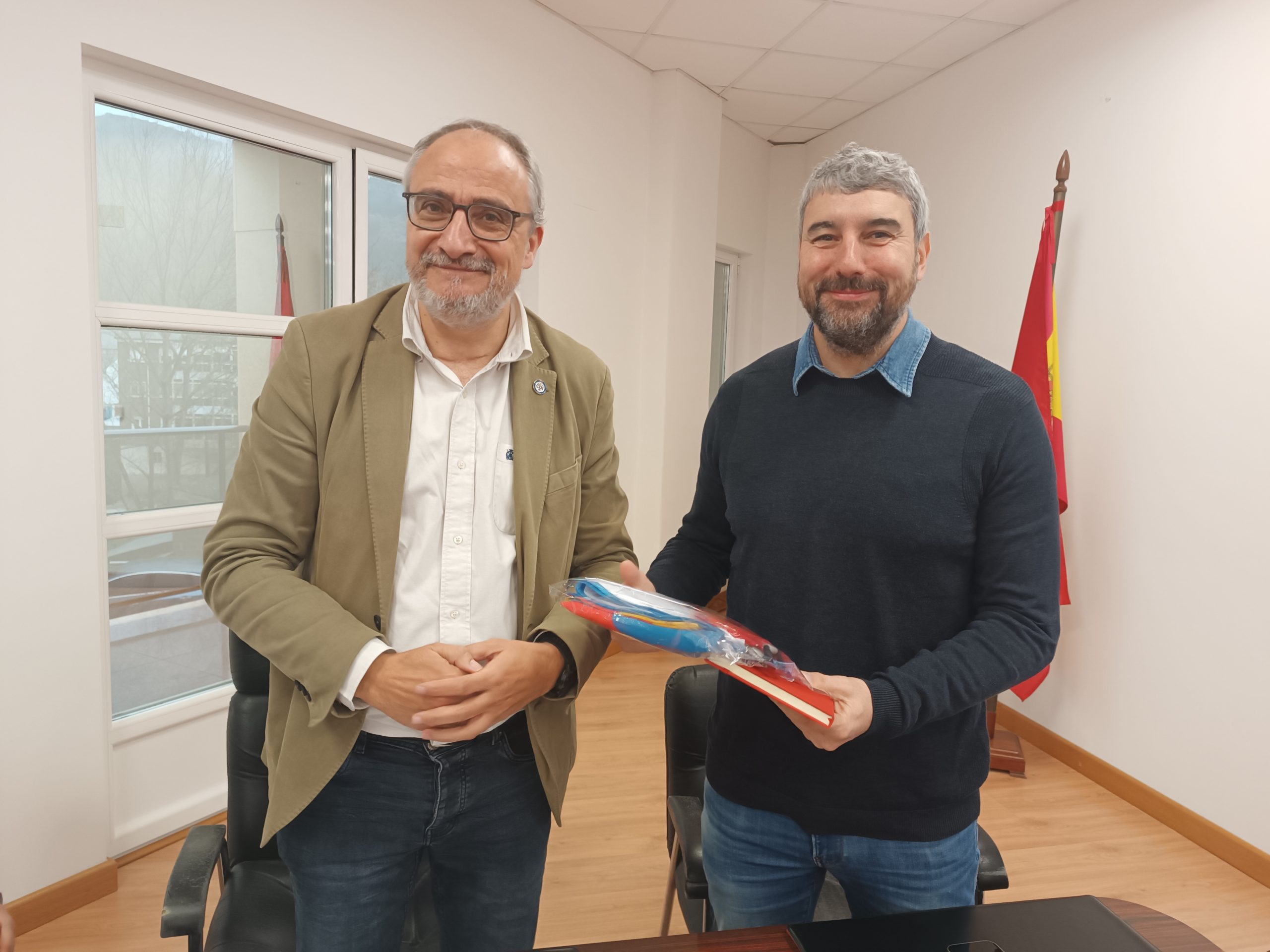 El presidente del Consejo Comarcal del Bierzo, Olegario Ramón, y el alcalde de Vega de Espinareda, Javier Salgado González