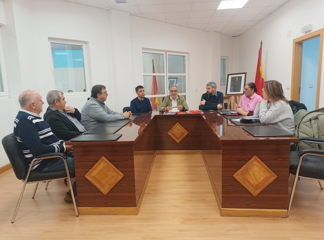 Reunión en Vega de Espinareda entre representantes del Consejo Comarcal y del Ayuntamiento