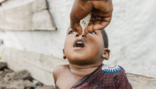 Un niño recibe ayuda humanitaria. / Unicef