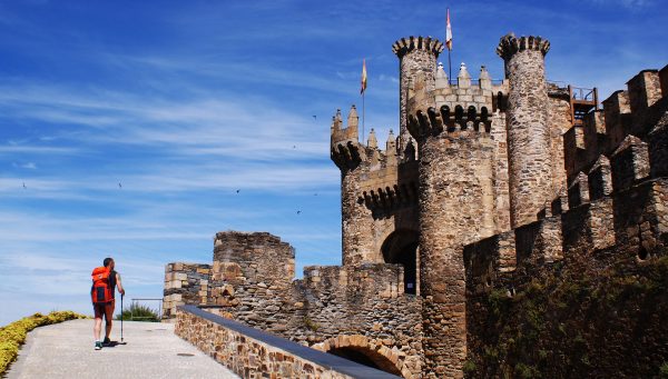 La imagen de un peregrino entrando en el Castillo de los Templarios de Ponferrada ilustra el mes de noviembre en el calendario que Correos dedica a la promoción del Camino de Santiago