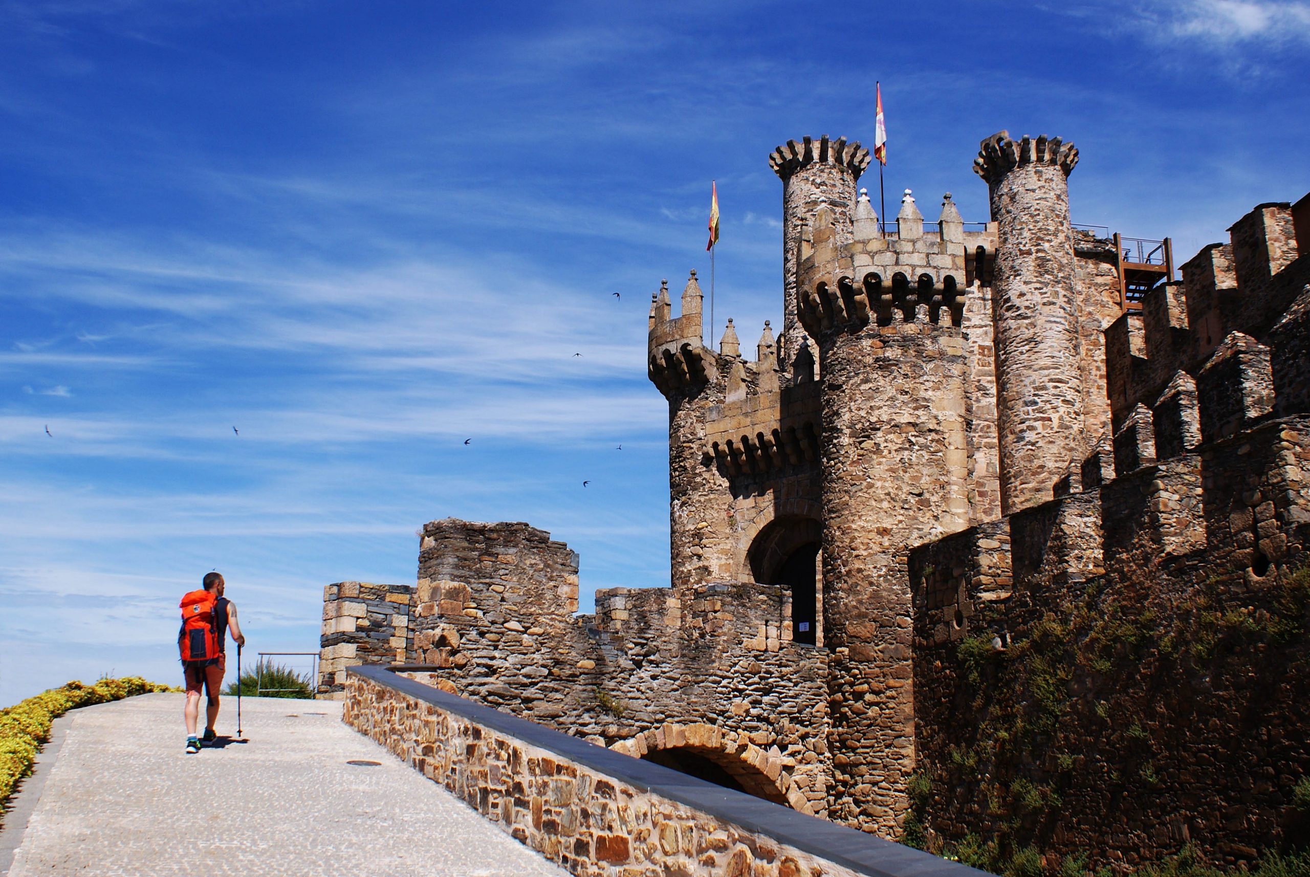 La imagen de un peregrino entrando en el Castillo de los Templarios de Ponferrada ilustra el mes de noviembre en el calendario que Correos dedica a la promoción del Camino de Santiago