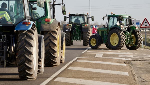 Una marcha espontánea de tractores tapona varias carreteras de la provincia de León