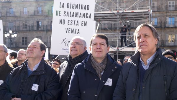 El presidente de la Junta de Castilla y León, Alfonso Fernández Mañueco, participa en la concentración en defensa de las comunicaciones ferroviarias de Salamanca