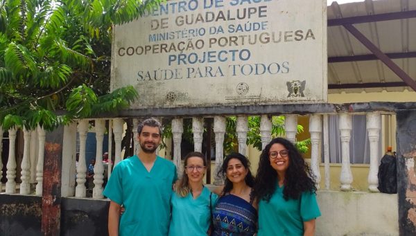 La enfermera berciana Carmen Vilas (2D), junto al equipo de radiólogos que durante cuatro semanas han realizado trabajo asistencial y formativo tanto en el hospital del país como en centros de salud comunitaria en Santo Tomé y Príncipe a través de su ONG Cooperación Bierzo Sur