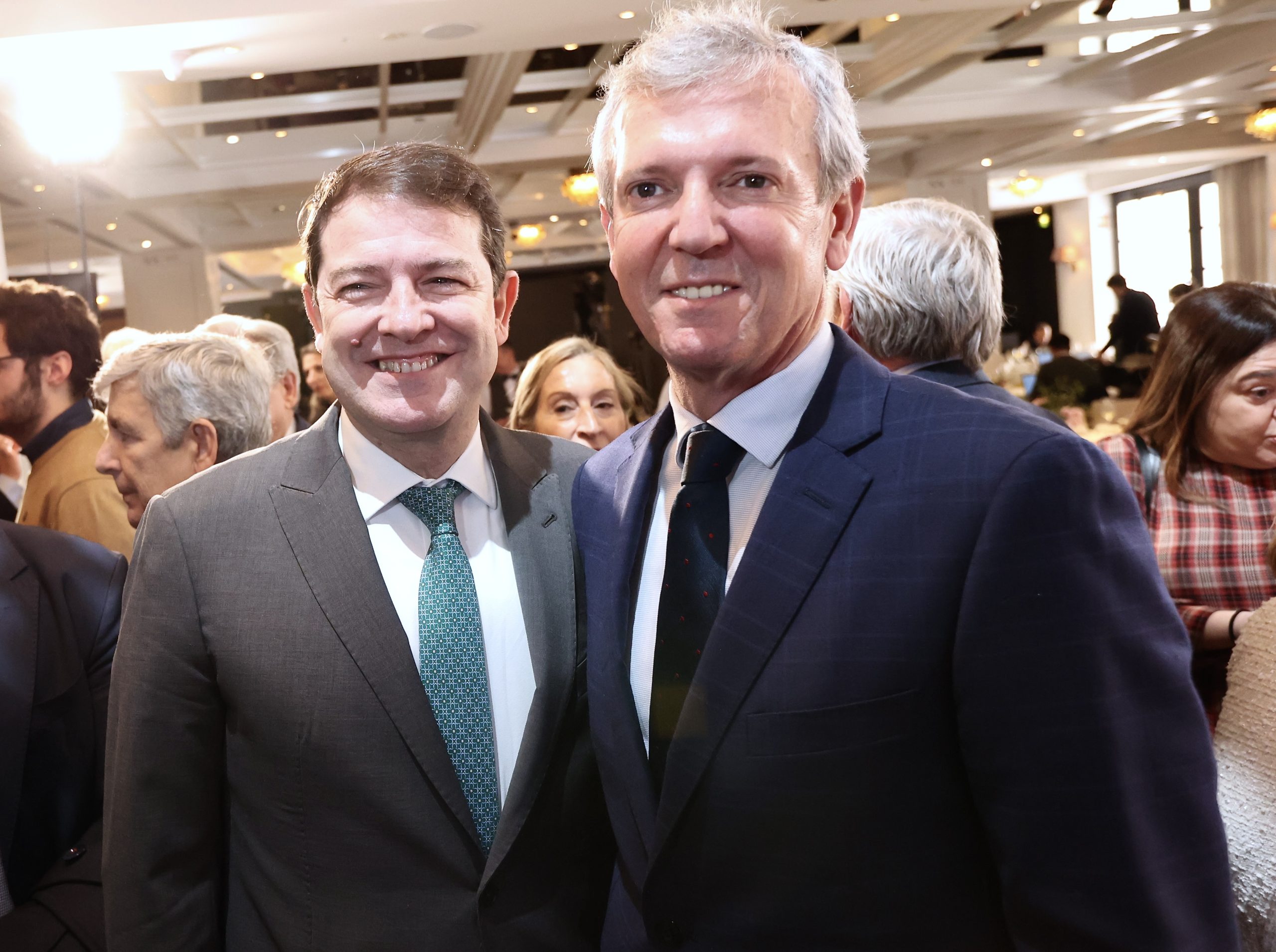 El presidente de la Junta de Castilla y León, Alfonso Fernández Mañueco, asiste a un desayuno informativo con el presidente de la Xunta de Galicia, Alfonso Rueda