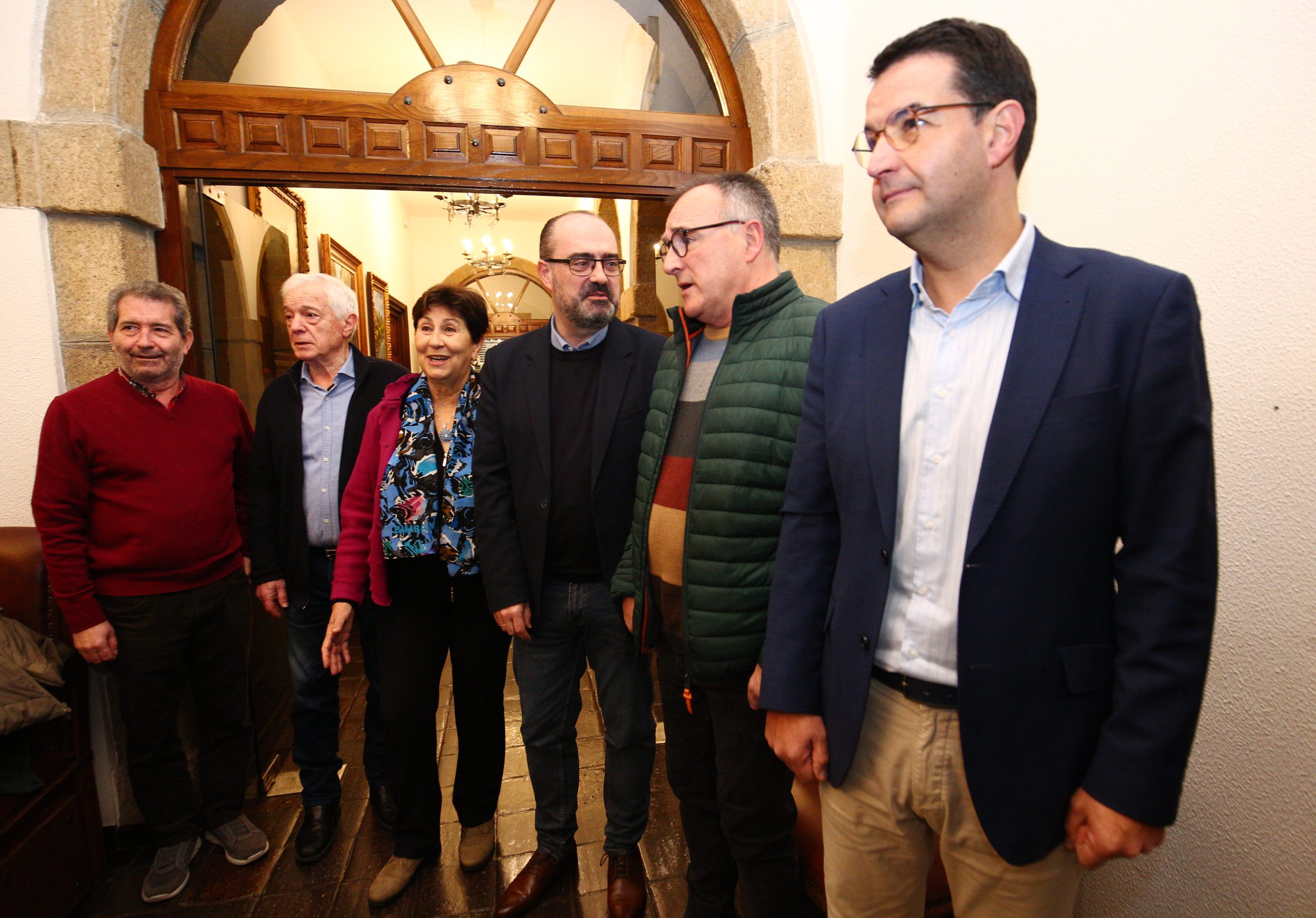 El alcalde de Ponferrada, Marco Morala, y la presidenta en funciones del Instituto de Estudios Bercianos, Mar Palacio, informan sobre actividades en favor de la institución. Estarán acompañados por el director de Museos Ponferrada, Javier García Bueso, el pintor Luis Gómez y el actor de Conde Gatón, Javier Vecino. / César Sánchez