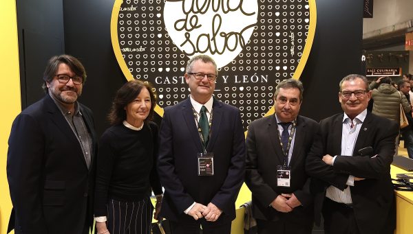 El consejero de Agricultura, Ganadería y Desarrollo Rural, Gerardo Dueñas, visita los stands de los productos agroalimentarios de Castilla y León en Madrid Fusión