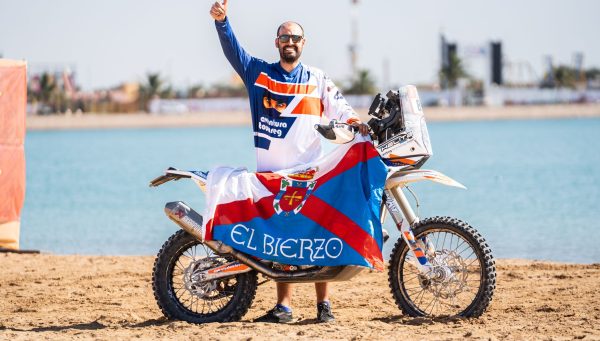 Alberto Yáñez celebra la finalización del rally Dakar 2024