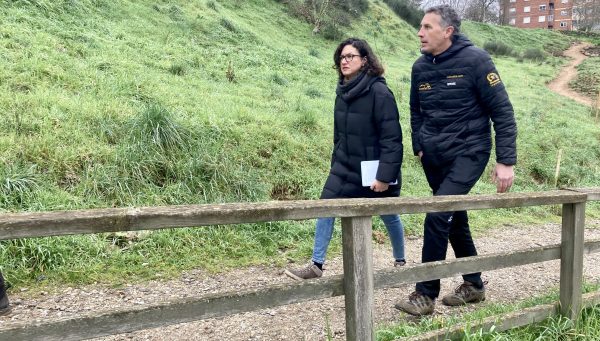 Lidia Coca visita las obras de adecuación que el dispositivo del Anillo Verde de Ponferrada está llevando a cabo en el talud que servirá como continuación del parque del Plantío hasta la avenida del Caribe