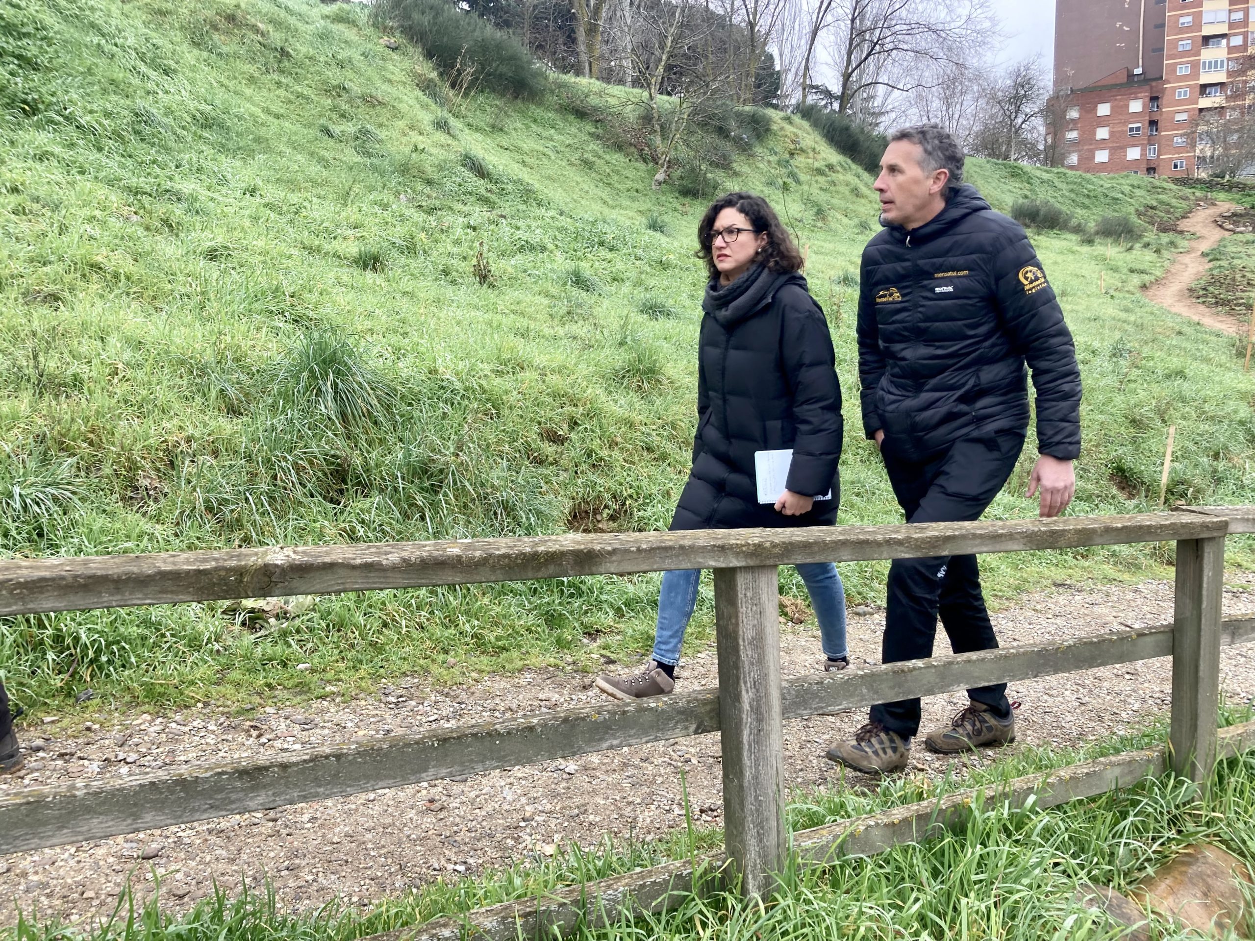 Lidia Coca visita las obras de adecuación que el dispositivo del Anillo Verde de Ponferrada está llevando a cabo en el talud que servirá como continuación del parque del Plantío hasta la avenida del Caribe