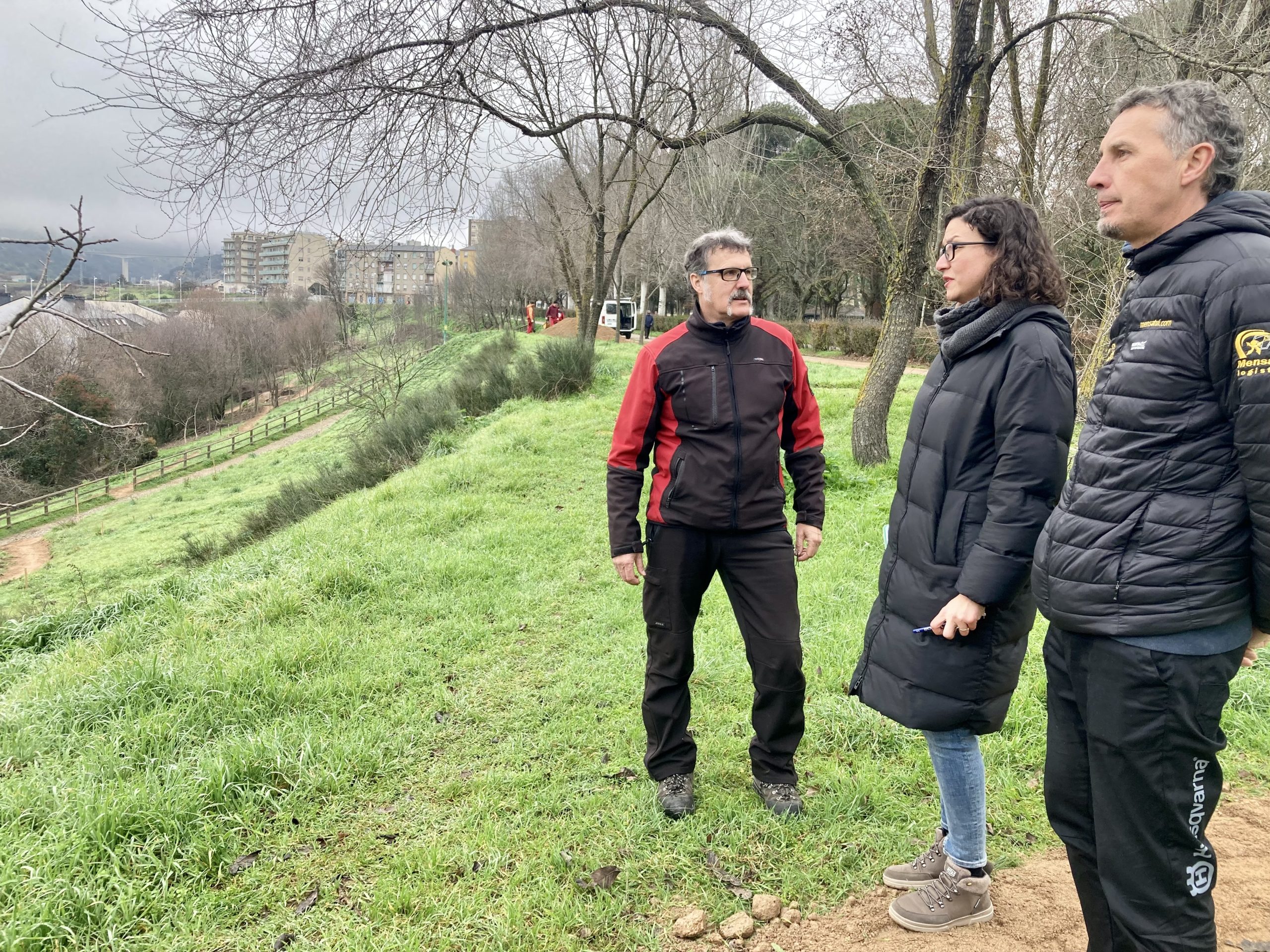 Lidia Coca visita las obras de adecuación que el dispositivo del Anillo Verde de Ponferrada está llevando a cabo en el talud que servirá como continuación del parque del Plantío hasta la avenida del Caribe