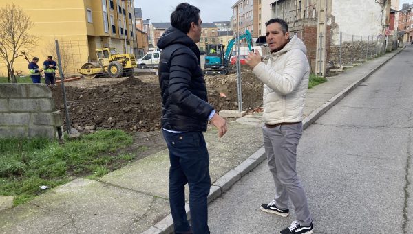 El concejal de Urbanismo, Roberto Mendo (d), visitó las obras de la calle Badajoz.