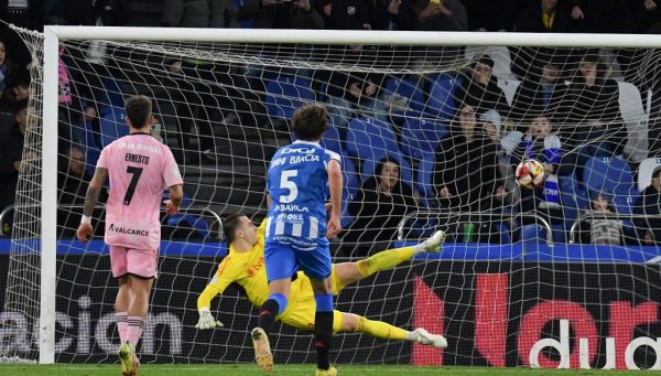 Lucas marcó de penalti el 2-0 definitivo para el Deportivo