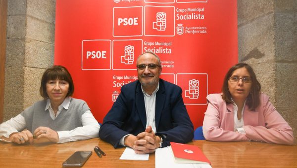 Mabel Fernández, Olegario Ramón y Silvia Blanco, en la comparecencia del PSOE tras la desconovcatoria del pleno de presupuestos de Ponferrada