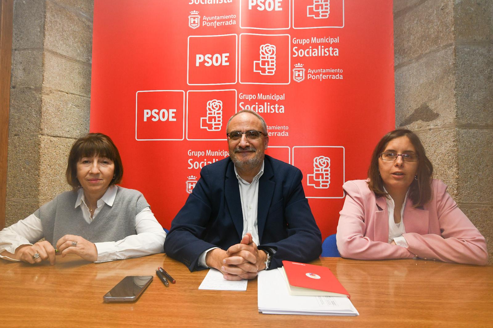 Mabel Fernández, Olegario Ramón y Silvia Blanco, en la comparecencia del PSOE tras la desconovcatoria del pleno de presupuestos de Ponferrada