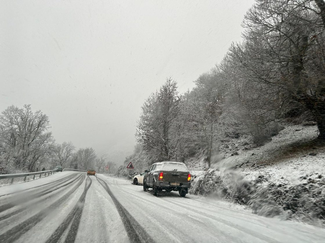 Nieve en la carretera CL-631 entre Toreno y Villablino