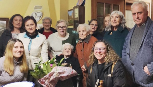 Manuela "la gallega" con sus vecinos de San Esteban de Valdueza celebrando su cien cumpleaños